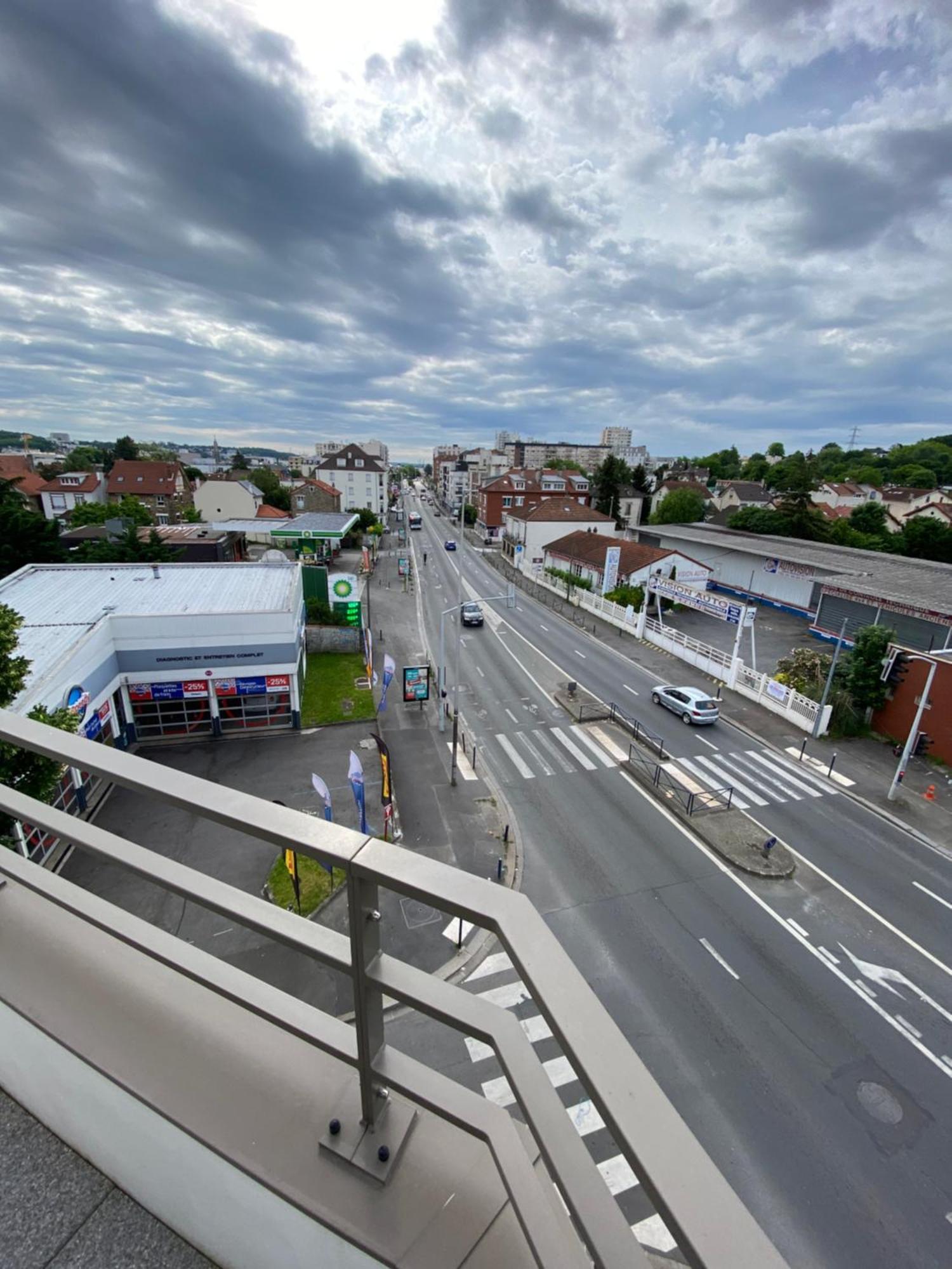 Charme Citadin Apartment Villemomble Exterior photo